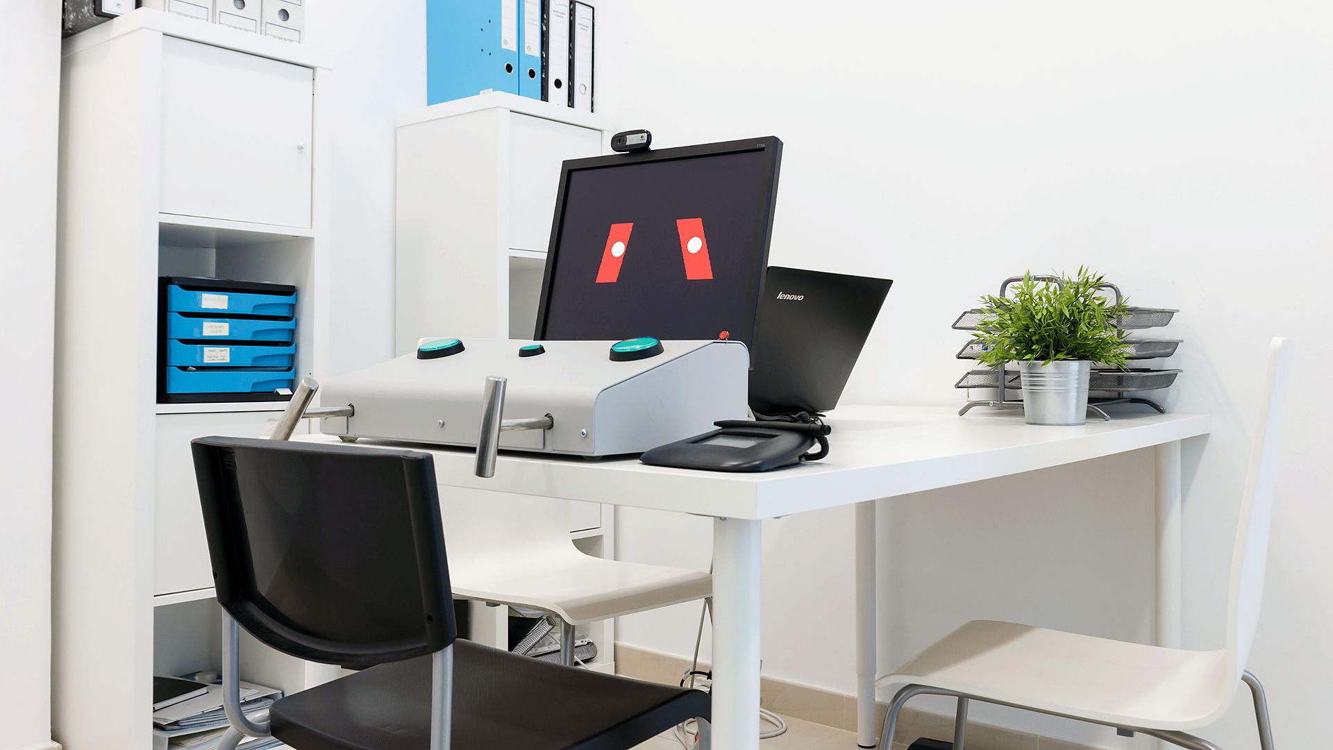 Sala de psicotécnicos de Medicalia en Fuenlabrada con el equipo de reconocimiento de conductores